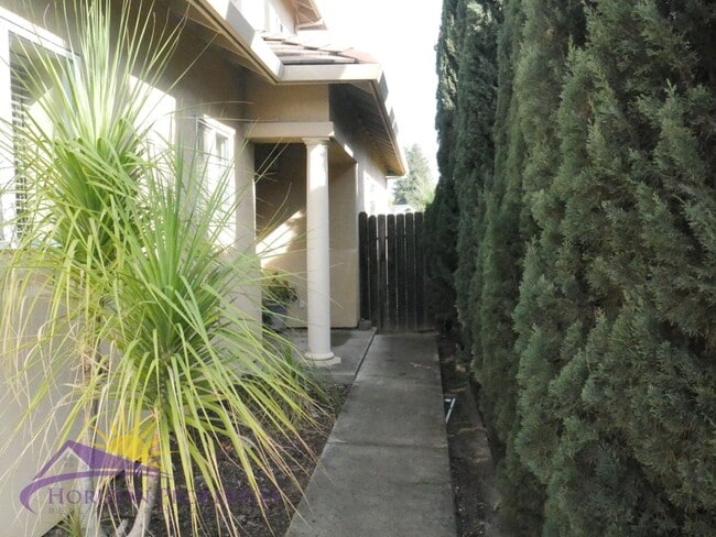 Building Photo - Bright 3 Bed 2.5 Bath 1,840 Sq. Ft. Fair Oaks Home