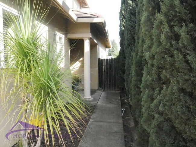 Foto del edificio - Bright 3 Bed 2.5 Bath 1,840 Sq. Ft. Fair Oaks Home