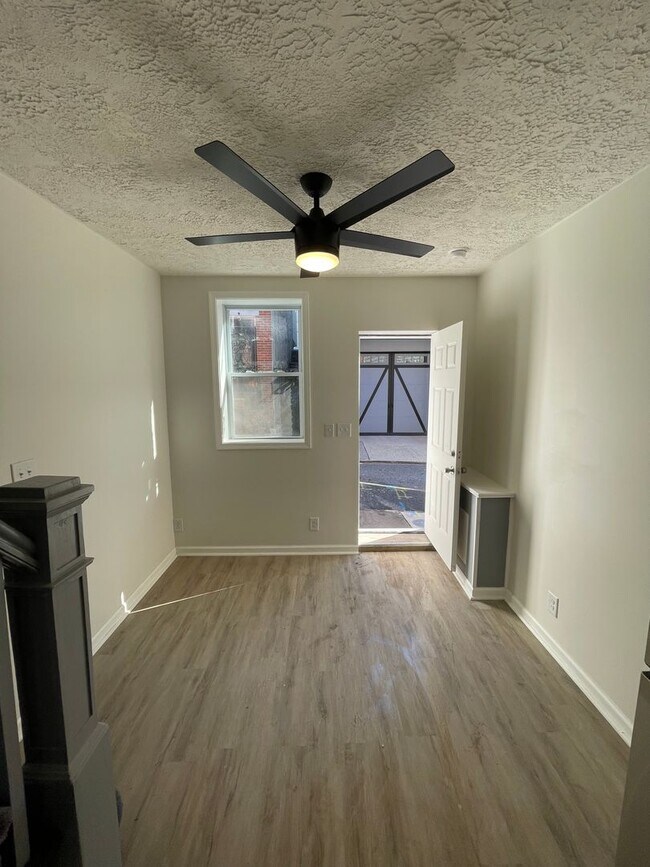 Building Photo - Renovated home on small, perfect little st...