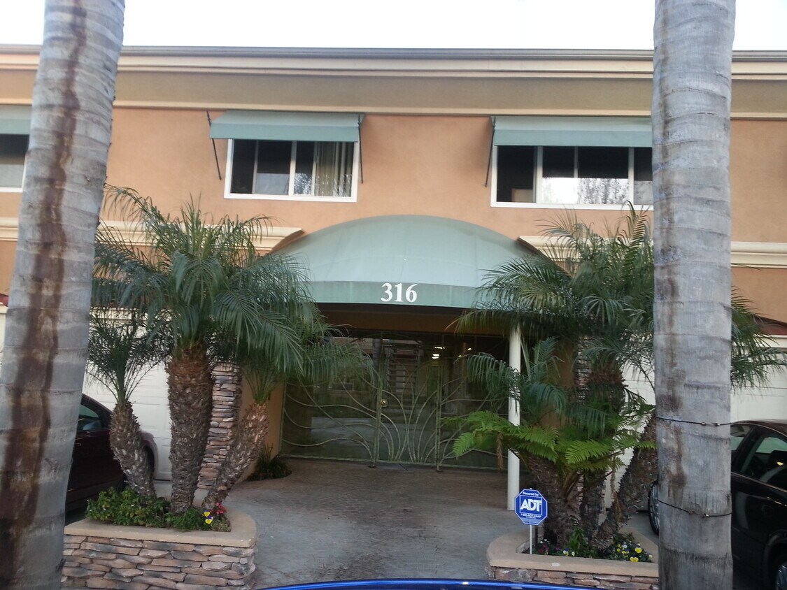 Gated Entry - 316 Gladys Ave