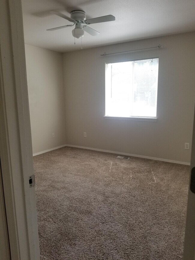 Building Photo - 350 S Kestrel Pl