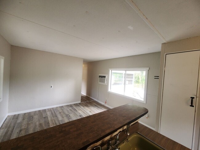 Building Photo - FRESHLY PAINTED AND NEW FLOORING! 2 Bed 1 Bath With Screened Porch