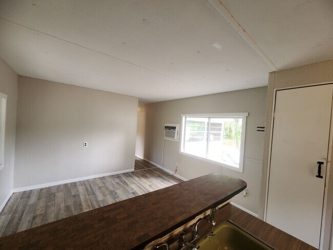 Foto del edificio - FRESHLY PAINTED AND NEW FLOORING! 2 Bed 1 Bath With Screened Porch