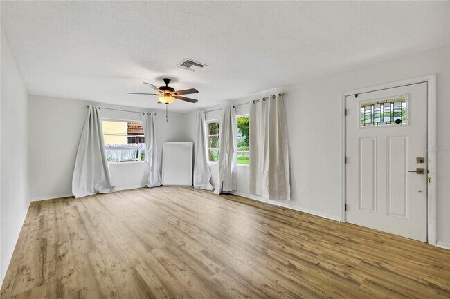 Building Photo - 4130 Lake Saunders Dr