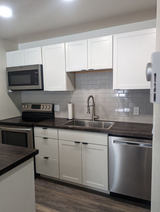 Foto del edificio - Bright & Inviting 1BDR Ground Level Condo