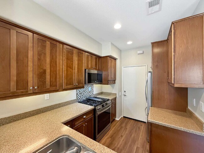 Foto del edificio - Beautifully Updated End-Unit Townhome in Valencia's Montana Community — No Rear Neighbors!