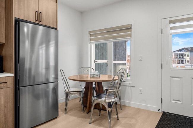 Building Photo - 142 Canoe Crescent SW