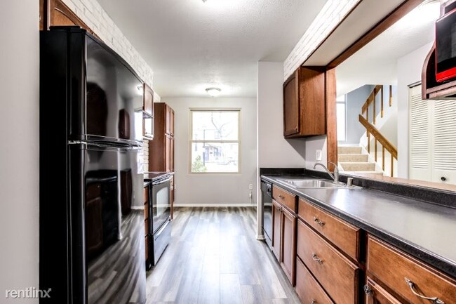 Building Photo - 3 br, 1.5 bath Townhome - 7 Helmsman Ct