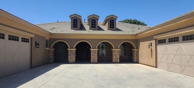 Building Photo - 4 or 5 bedroom, 4-car garage home on edge ...
