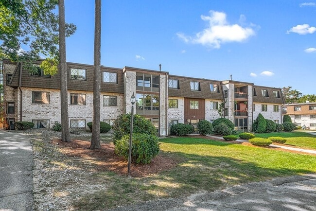 Building Photo - 2 Greenbriar Dr