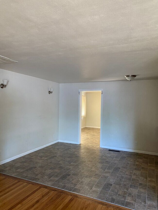 Building Photo - Charming 5-Bedroom Home with Backyard - Cl...