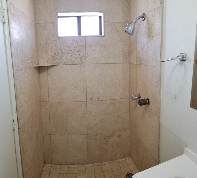 Foto del edificio - COZY AND AFFORDABLE UNIT ACROSS FROM CELEB...