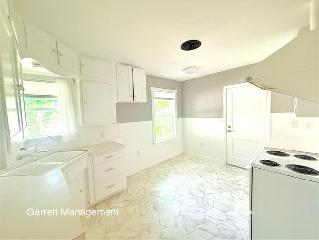 Building Photo - Beautiful 2/1 House for Rent in Lampasas, TX