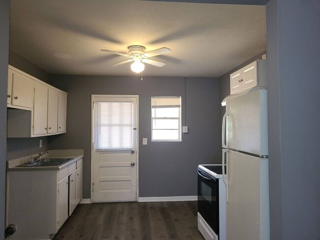 Building Photo - 2 bedroom 1 bathroom
