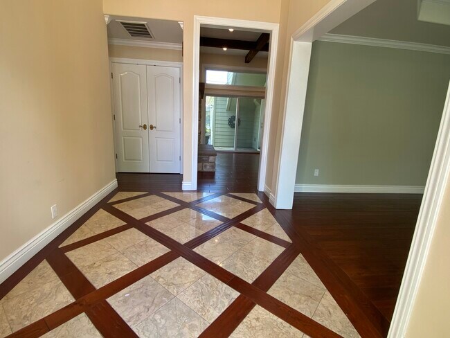 Foto del edificio - 1689 W Creek Dr