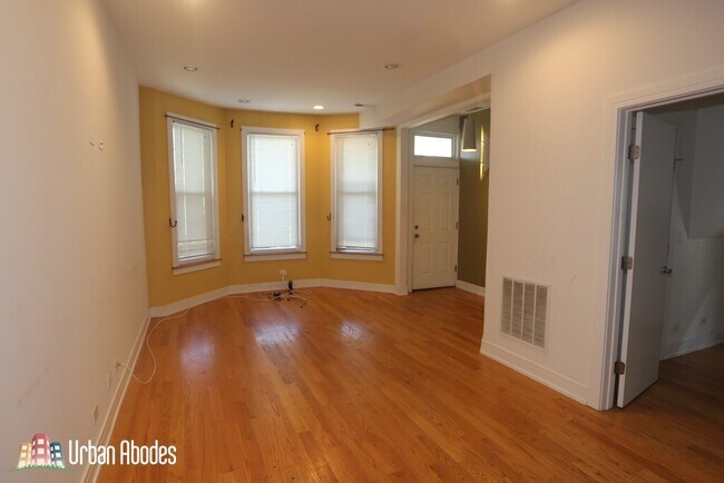Building Photo - 3023 N Oakley Ave