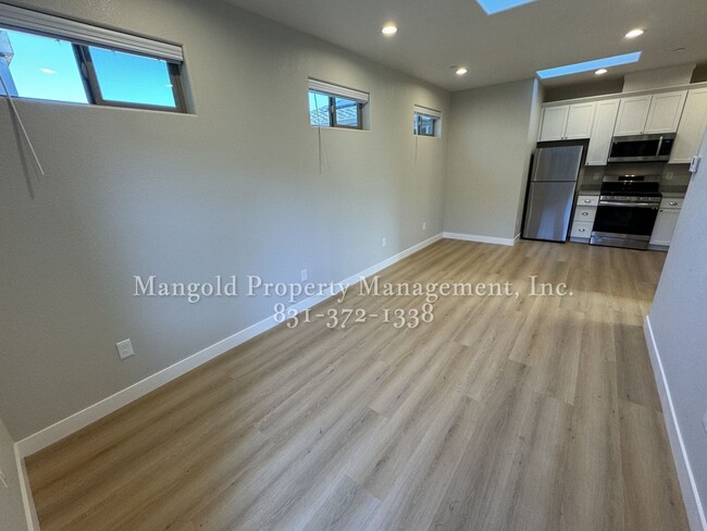 Building Photo - Beautiful 1-Bed 1-Bath Triplex Located In ...