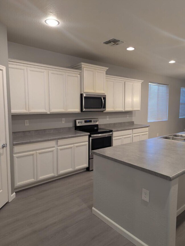 Cocina - 40768 W Rio Grande Dr