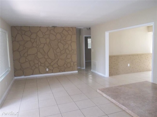 Building Photo - 3 br, 1 bath House - 1325 SE 1st Ave