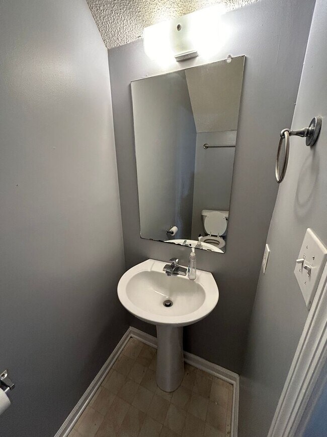 Building Photo - Cozy up in this Townhome!