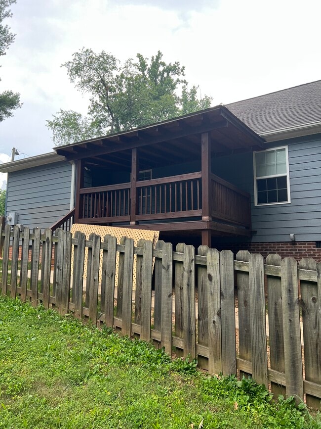 Small fenced yard with covered back porch.. - 20 Enka Pine St