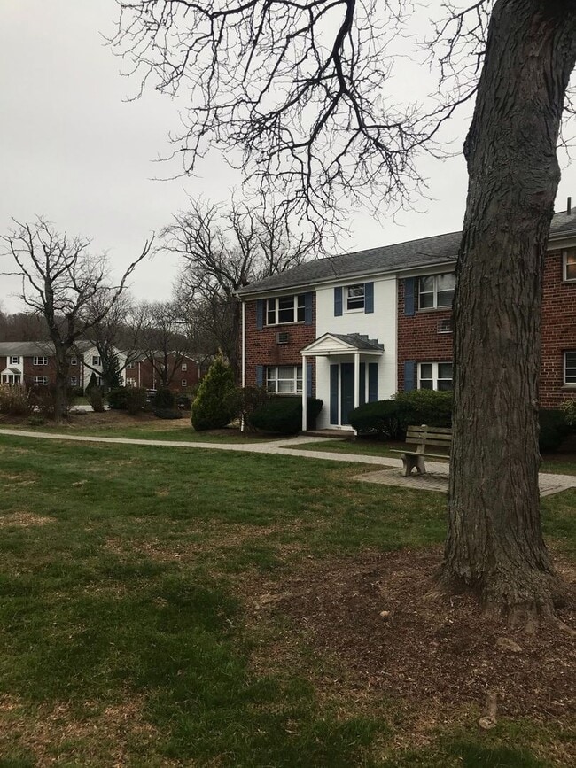 Building Photo - Studio in Rocky Hill - Heat & Hot Water In...
