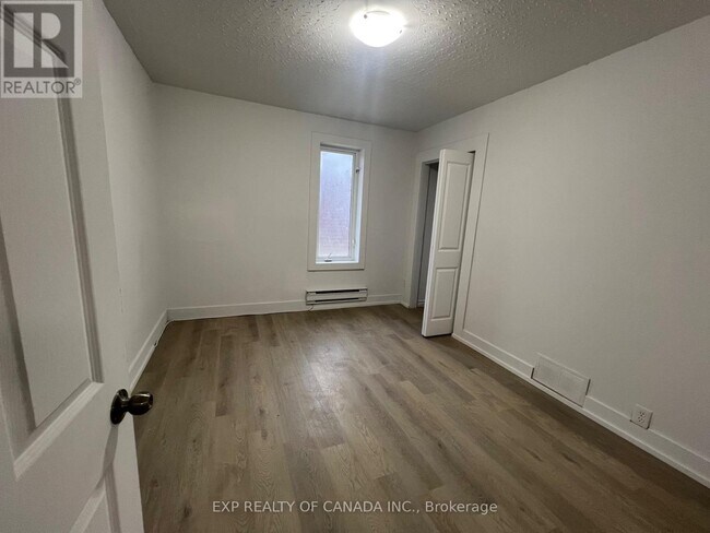 Photo du bâtiment - 85 Father Costello Dr