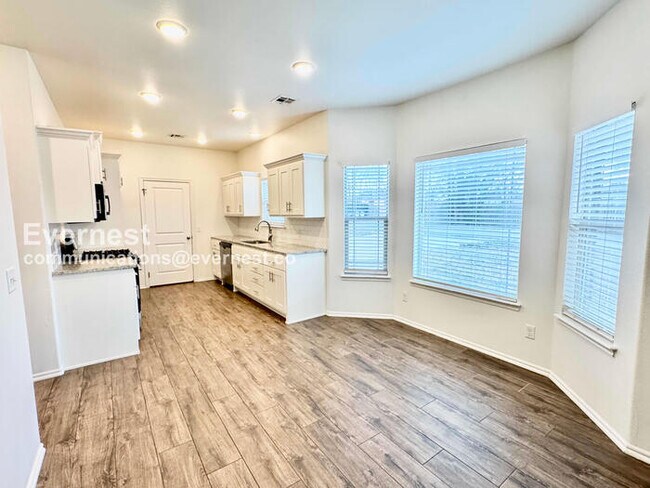 Foto del edificio - 3 Bed, 2 Bath Home with Garage / Pet-Friendly / Available Now!