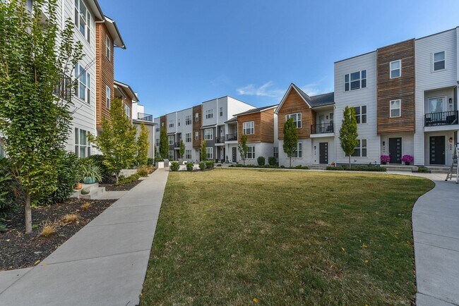 Foto del edificio - **LIKE-NEW, END-UNIT TOWNHOME WITH ATTACHE...