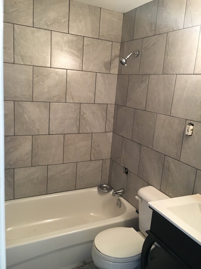 Building Photo - 311 Dufferin Av