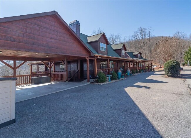 Building Photo - 495 Chicory Dr E