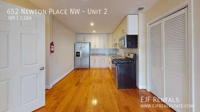 Foto del edificio - 652 Newton Pl NW