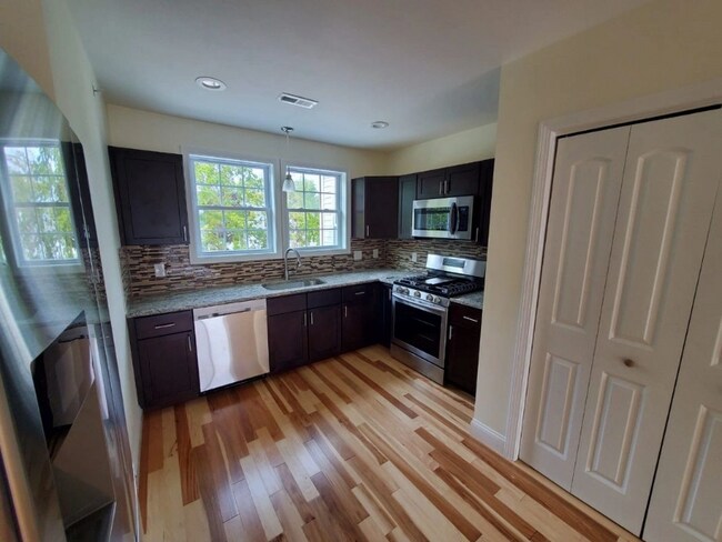 Foto del edificio - 60 Village Green S