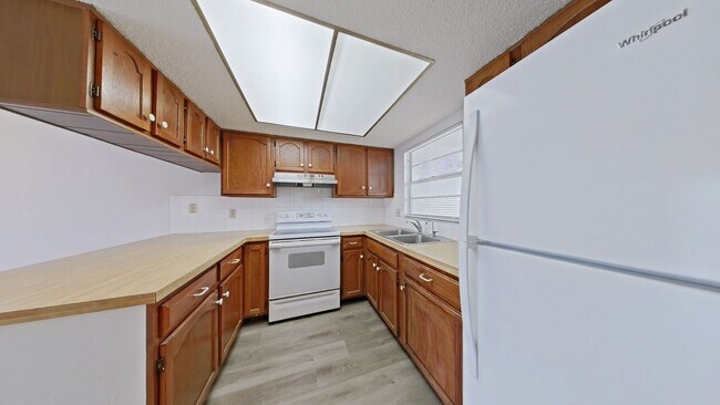 Building Photo - Spacious 3-Bedroom Townhome with Private Backyard Near USF and Tampa Attractions!