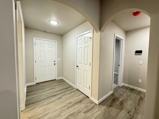Building Photo - 2 Bed | 2 Bath | 3 Stall Garage | Patio Tw...
