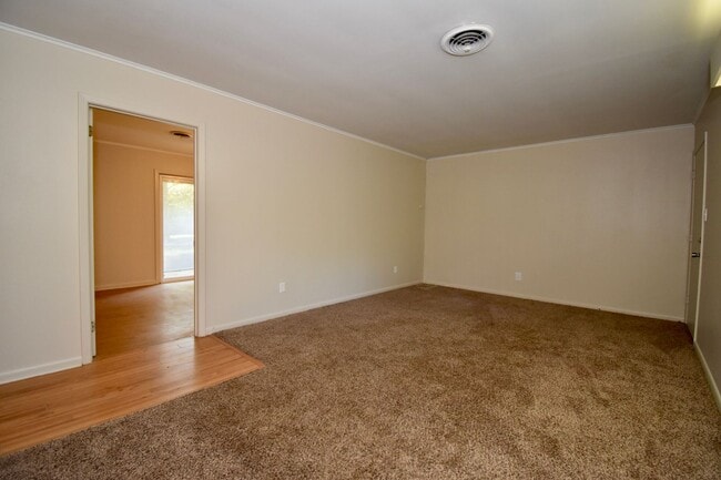 Building Photo - 3 Bedroom with Fenced in Backyard and Shop!