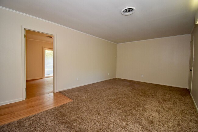 Foto del edificio - 3 Bedroom with Fenced in Backyard and Shop!