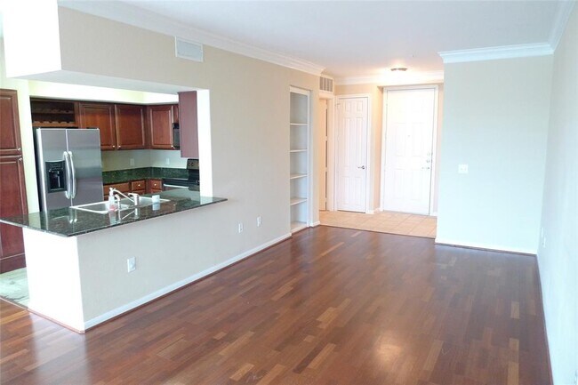 Building Photo - 7575 Kirby Dr