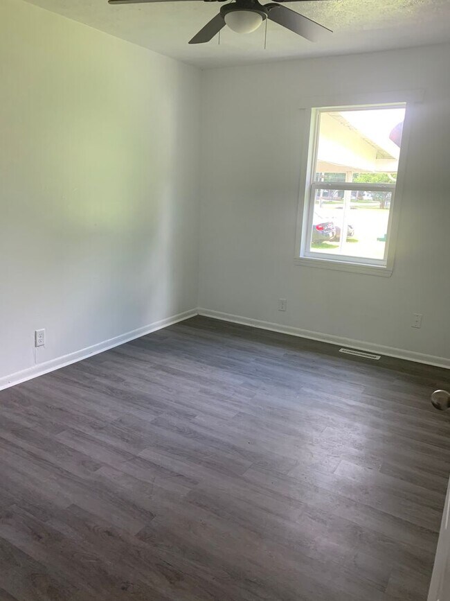 Foto del edificio - 2 bedroom 1 bathroom duplex with a Carport