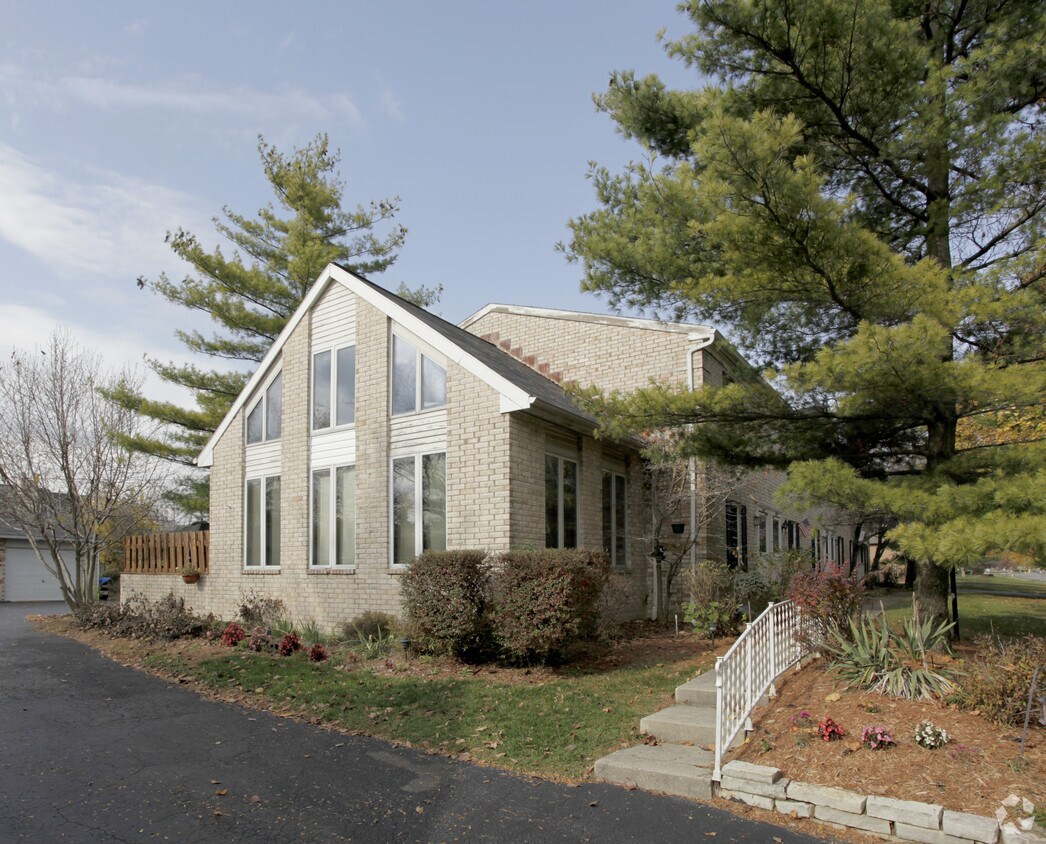 Building Photo - 4817-4831 Dierker Rd