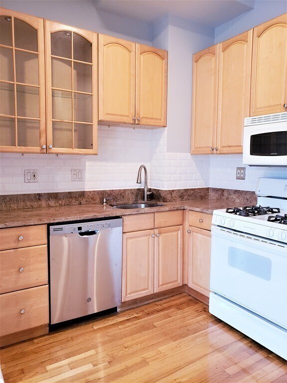 Building Photo - 38 Pleasant St