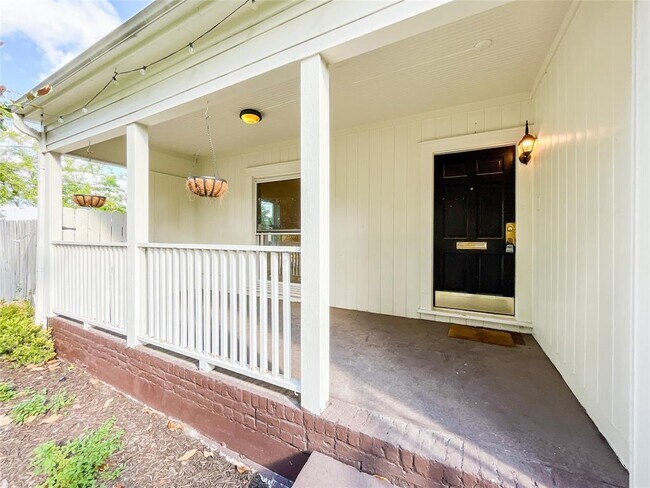 Foto del edificio - 2438 Albans Rd
