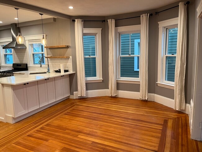 Building Photo - 8 George St