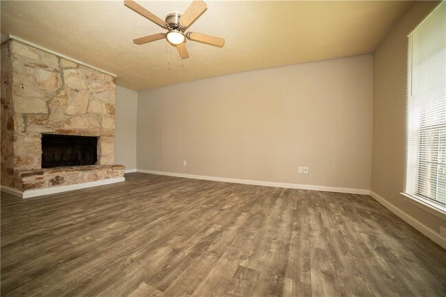 Building Photo - 400 Creek Cove