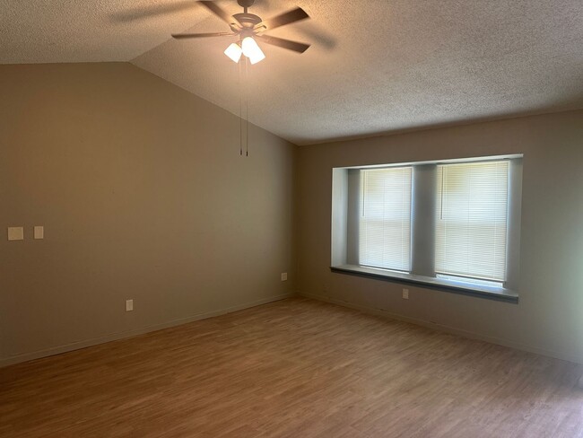 Building Photo - 3 bed 2 bath COMPLETE UPDATE