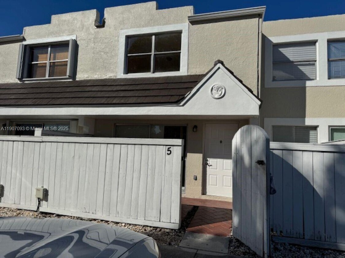 Foto principal - 4570 SW 68th Ct Cir