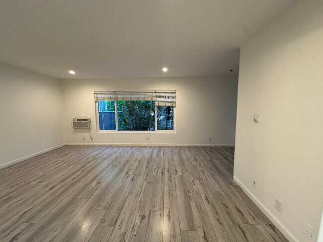 Building Photo - 7555 De Longpre Ave