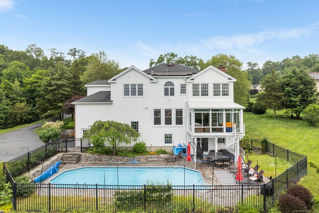 Foto del edificio - 35 Lake Ridge Rd