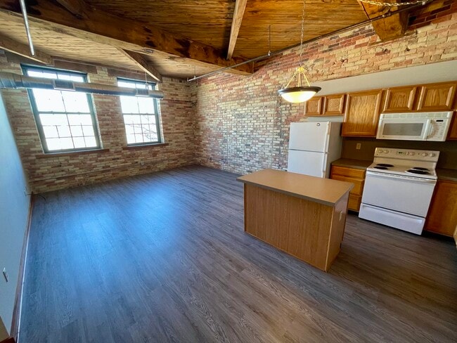 Building Photo - 940 Monroe Ave NW