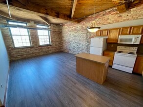 Building Photo - 940 Monroe Ave NW